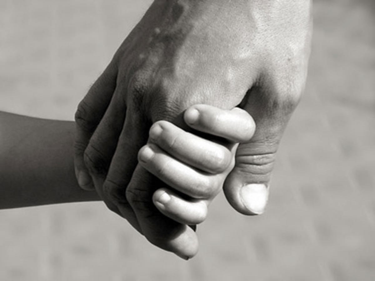 holding-child-hand